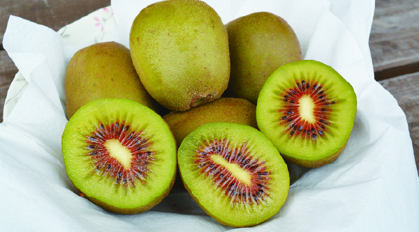 中心部が赤いめずらしいキウイ、見かけたらぜひ一度味わってみて