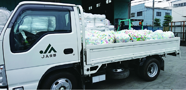 2㌧トラック約2台分のキャップを搬出