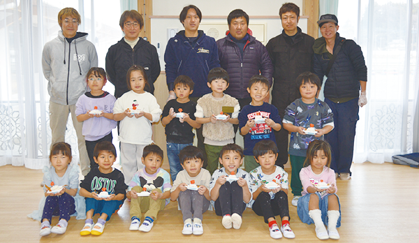 完成した鏡餅を手にする園児たち