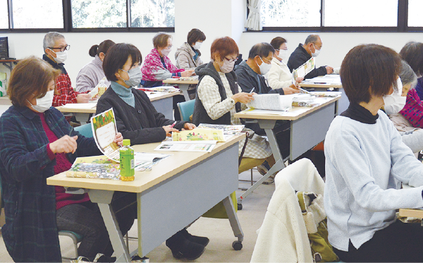 熱心に耳を傾ける参加者たち