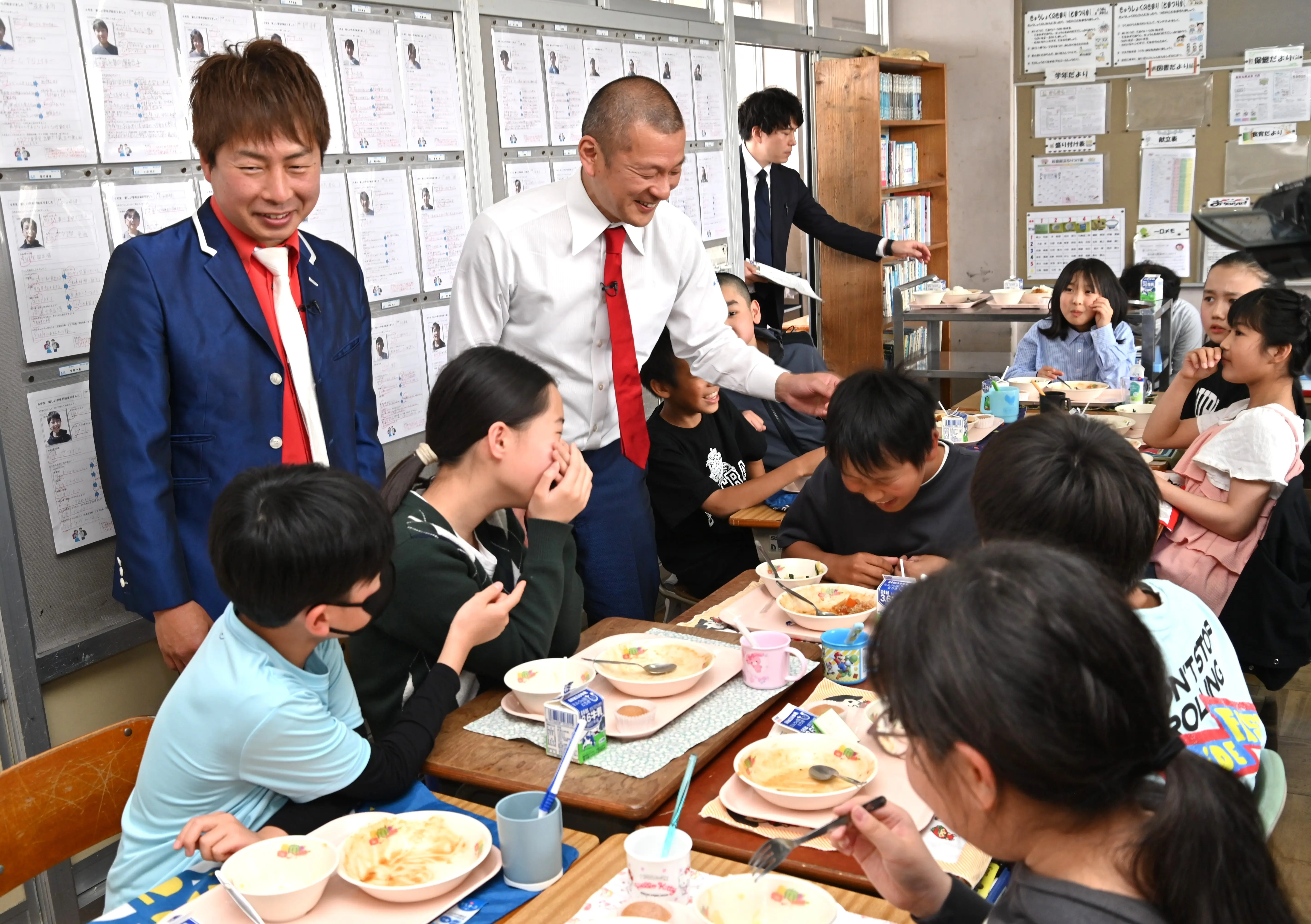 給食の時間に児童たちと交流するU字工事