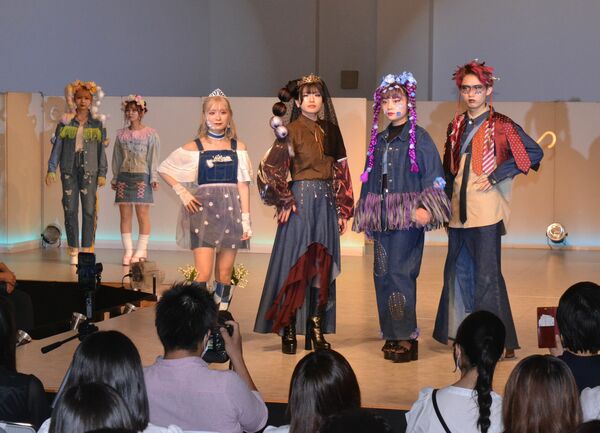 晴れ 雨 虹などをモチーフに 足利の専門学校でファッションショー 社会 地域の話題 下野新聞 Soon ニュース 下野新聞 Soon スーン