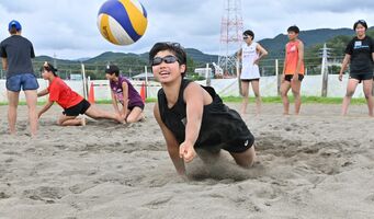 灼熱コートで強化練習に熱 ビーチバレー栃木県選手 28 29日 足利でリハ大会 地域の話題 県内主要 下野新聞 Soon ニュース 下野新聞 Soon スーン