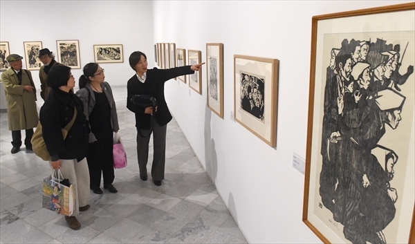 昭和の人と時代描く 没後30年 鈴木賢二展 始まる 栃木県立美術館 栃木市出身 版画など350点 動画 県内主要 社会 動画 下野新聞 Soon ニュース 下野新聞 Soon スーン