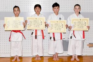 女子形の各学年の優勝者たち