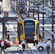 LRT利用者1500万人突破も「混雑」課題、ダイヤ改正も視野　2025年度アンケー…