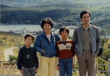 可能性生かす環境を作曲家 菅野祐悟 かんのゆうご さんの両親 下 わたしの子育て はぐくもっと はぐくもっと 下野新聞 Soon スーン