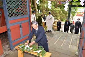 登拝門から男体山に向かって祈願した参列者