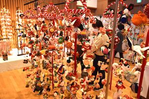 つるしびななど３６０点が並ぶ会場