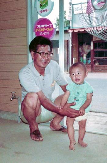 子を信じ 抱きしめ支える 脚本家八津弘幸さんの両親 上 わたしの子育て 谷津昭博さん ９２ 好美さん ７２ はぐくもっと はぐくもっと 下野新聞 Soon スーン