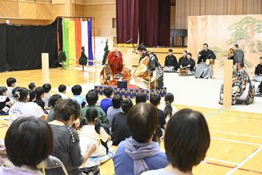 矢板・安沢小でプロ能楽師が公演　児童ら140人、能・狂言にくぎ付け