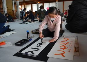 足利学校で書き初め会 論語の言葉テーマに 地域の話題 県内主要 下野新聞 Soon ニュース 下野新聞 Soon スーン