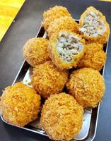 【ミヤコレ】長めに揚げてカラッと 爆弾メンチ（よしひろ）｜下野新聞「SOON」ニュース｜とちぎフードコート特集｜下野新聞 SOON(スーン) - 下野新聞