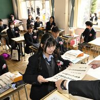 県立高64校で卒業式　別れ惜しみ、学び…