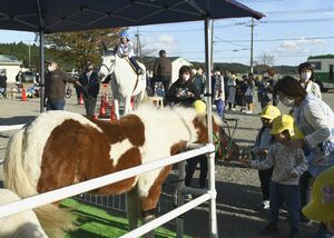 お馬さんに乗れました 園児が触れ合い体験 さくら 地域の話題 県内主要 下野新聞 Soon ニュース 下野新聞 Soon スーン お馬さんに乗れました 園児が触れ合い体験 さくら 地域の話題 県内主要 下野新聞 Soon ニュース 下野新聞 Soon スーン