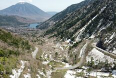 奥日光は今も雪景色 金精道路で開通式