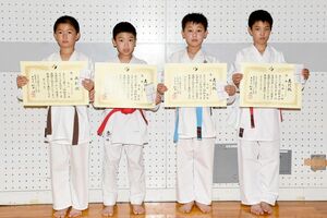 男子組手の各学年の優勝者たち