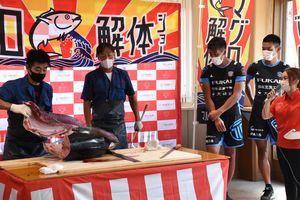 華麗な庖丁さばき披露 栃木 いわふねフルーツパークでマグロ解体ショー 地域の話題 県内主要 下野新聞 Soon ニュース 下野新聞 Soon スーン