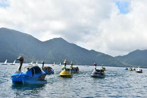 中禅寺湖をスワンボートすいすい 2年ぶり レース 開催 県内主要 地域の話題 速報 下野新聞 Soon ニュース 下野新聞 Soon スーン 中禅寺湖をスワンボートすいすい 2年ぶり レース 開催 県内主要 地域の話題 速報 下野新聞 Soon ニュース 下野新聞 Soon スーン