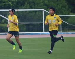 雨の中、シャトルランに汗を流す栃木ＳＣのＤＦ瀬川（左）とＭＦ佐藤＝河内総合運動公園陸上競技場（栃木ＳＣ提供）