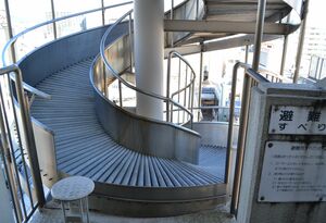 街で見掛けた 不思議な光景 通れない扉や1メートルのらせん階段 宇都宮 地域の話題 県内主要 下野新聞 Soon ニュース 下野新聞 Soon スーン