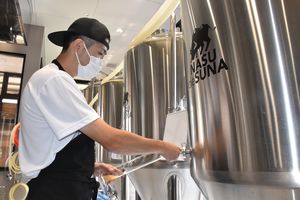 那須ガーデンブルワリーの店内に並ぶ発酵用のタンク=16日、那須塩原市