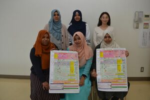 翻訳したごみ分別ポスターを作成した正田さん(後列右)とスリランカ人女性たち