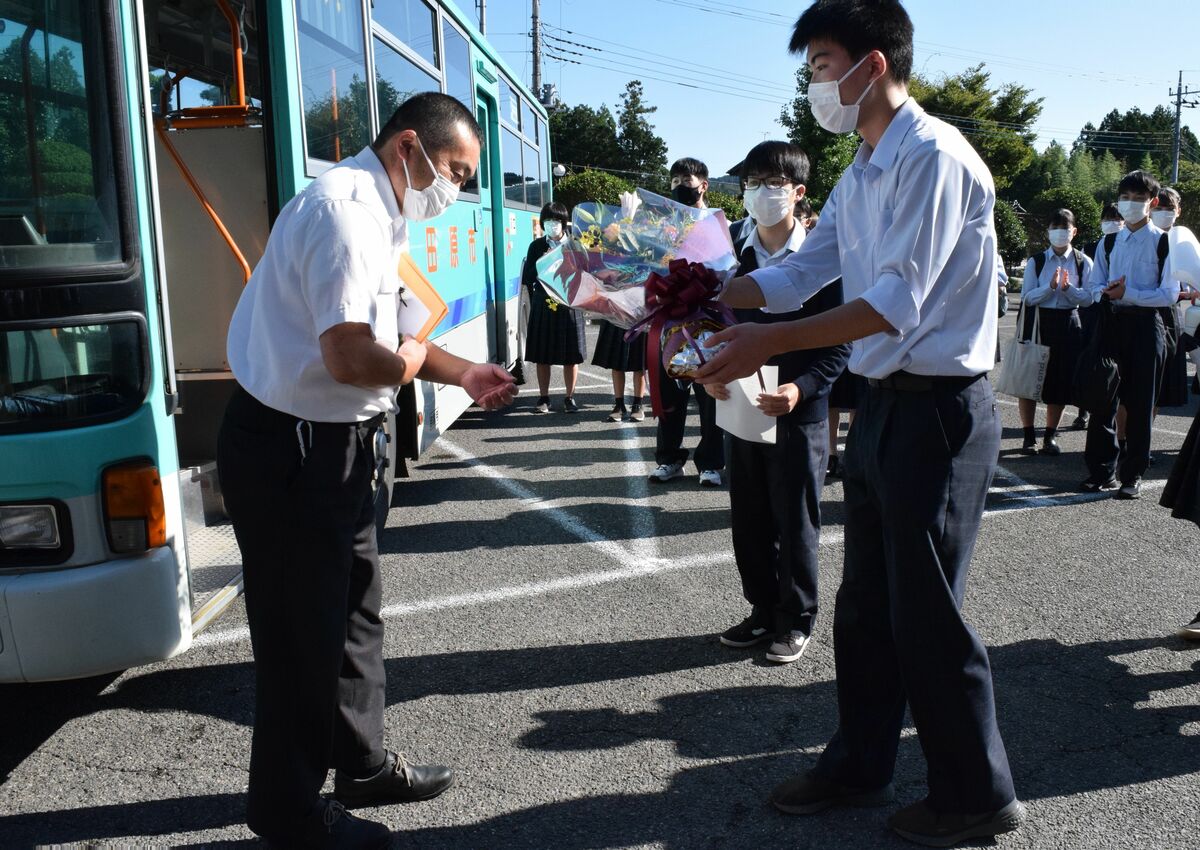 バス運転手に感謝の 言葉 大田原 黒羽高生が冊子にして贈呈 地域の話題 県内主要 下野新聞 Soon ニュース 下野新聞 Soon スーン