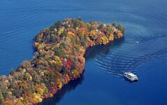 錦秋、湖面に映える　日光・八丁出島で紅…