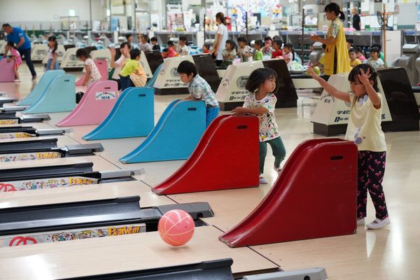 ボウリングの日 に体験会 見事な投球を見せる園児も 宇都宮 県内主要 地域の話題 下野新聞 Soon ニュース 下野新聞 Soon スーン