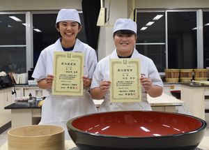 出場最年少の そば打ち初段 栃木農業高２年の２人 認定大会でみごと獲得 県内主要 地域の話題 下野新聞 Soon ニュース 下野新聞 Soon スーン