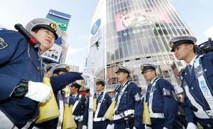 　ハロウィーン当日を迎え、東京・渋谷駅前で警戒する警視庁の機動隊員＝３１日午後