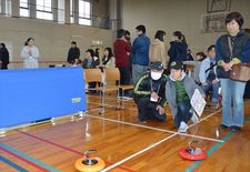 カーリング似の「カローリング」人気 宇都宮で障害者スポー…