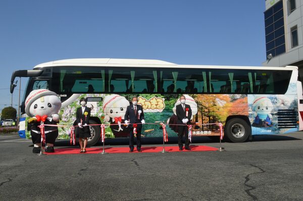 新ラッピング高速バスお披露目 佐野市の新しい広告塔 地域の話題 県内主要 下野新聞 Soon ニュース 下野新聞 Soon スーン