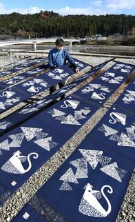 来年のえと描いた壁掛け作り最盛期　藍染…