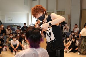 在校生らを前にカット技術を披露する米田さん