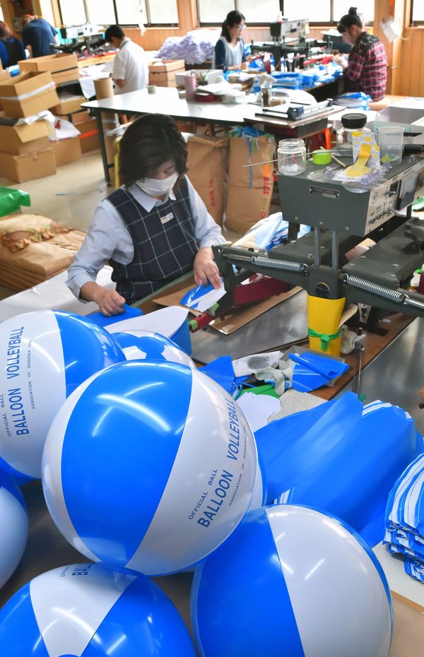 夏本番控えビーチボール作りに汗 小山の高木商店 年 30万個製造 動画 地域の話題 動画 県内主要 下野新聞 Soon ニュース 下野新聞 Soon スーン