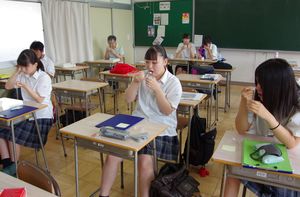 ジャージー牛乳を使ったプリンを試食する生徒