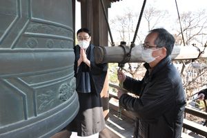 冥福祈り追悼の鐘 栃木 近龍寺で法要 地域の話題 県内主要 下野新聞 Soon ニュース 下野新聞 Soon スーン