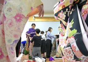 晴れの日へ準備着々 着付け練習会 宇都宮 動画 地域の話題 動画 県内主要 下野新聞 Soon ニュース 下野新聞 Soon スーン