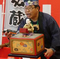 からくり人形の実演をする半屋さん