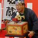 からくり人形の実演をする半屋さん