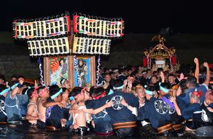 夜空の大輪を背に 勇壮な渡御を披露 真岡の夏祭り荒神祭 社会 地域の話題 県内主要 下野新聞 Soon ニュース 夏祭り 花火大会 下野新聞 Soon スーン