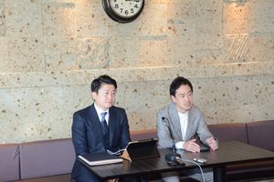 報道陣の取材に応じる田中専務（左）と片岡社長＝２９日午後、宇都宮市簗瀬町