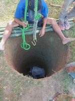 現地での井戸掘りの様子(日印友好協会提供)