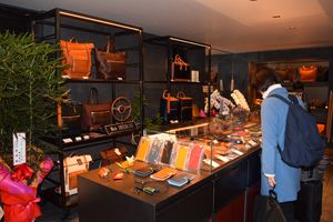 世界認めるブランド発信 栃木駅前にアンテナ店 取引先革製品 一堂に 栃木レザー 経済 県内主要 下野新聞 Soon ニュース 下野新聞 Soon スーン