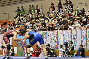 レスリング競技では足利市内の小中学生らも観戦に訪れた。スティックバルーンを打ち鳴らし、熱戦を後押しした=3日午前、同市大橋町1丁目