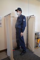 全身を消毒する装置。外部からのウイルスの持ち込みに警戒している=10日午後、栃木市惣社町