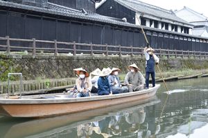 再開の喜びをかみしめながら巴波川を下る遊覧船＝１日午前10時、栃木市湊町の巴波川