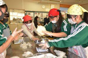 ピザの生地を作る生徒ら